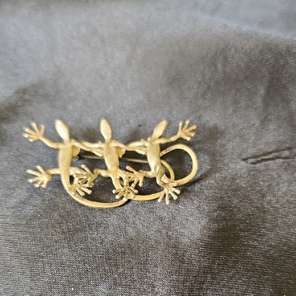 Elegant Gold Lizard Brooch